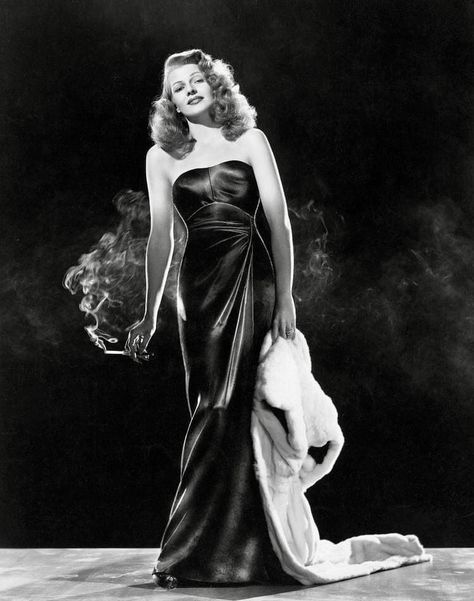 Gilda 1946, Rita Hayworth Gilda, Rare Historical Photos, Pin Up Photos, Rita Hayworth, Look Vintage, Hollywood Glamour, Vanity Fair, Old Hollywood