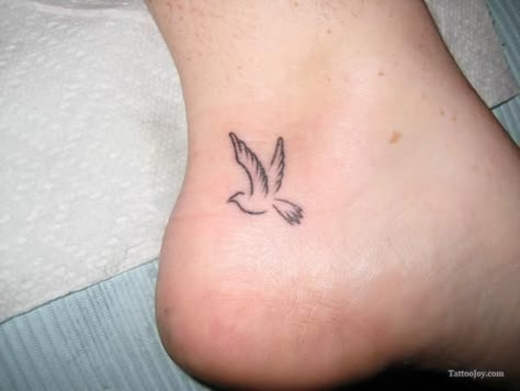 Small Dove Tattoos, Bird Tattoo Ribs, White Bird Tattoos, Tiny Bird Tattoos, Small Foot Tattoos, Tattoo Son, Vogel Tattoo, Dove Tattoos, Tattoo Foot