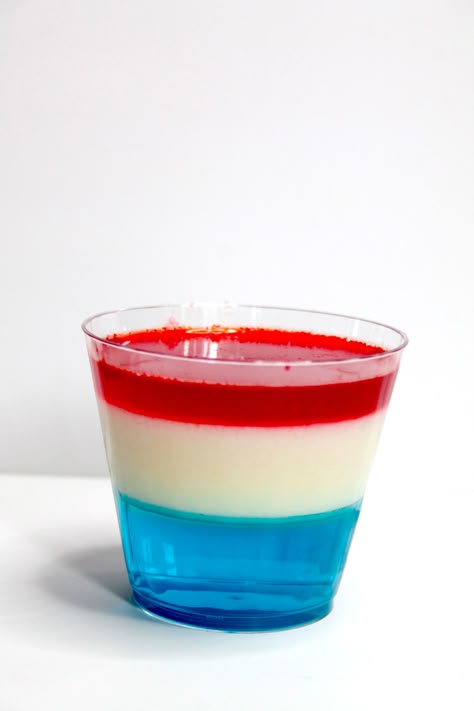 Layered Jell-O Desserts - Ever After in the Woods Jello Cups For Kids, Blue Jello Cups, Fourth Of July Cocktails, Patriotic Jello, Red White And Blue Jello, Red White Blue Recipes, Desserts Fourth Of July, Red White Blue Food, Blue Party Ideas