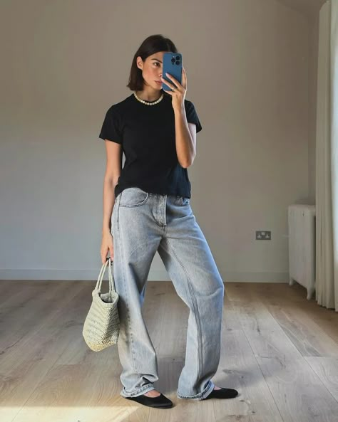 Spring Summer Aesthetic, Baggy Wide Leg Jeans, Uni Style, What Do I Wear, Neutral Outfits, Style Essentials, Tennis Necklace, Fashion People, Tshirt Outfits