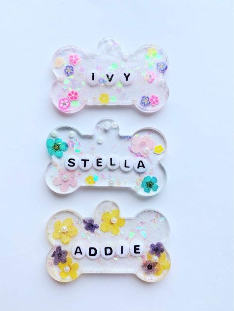 Diy Dog Tag, Dog Tags For Dogs, Resin Pet Gifts, Dog Tag, Pet Tags Diy, Resina Epoxi Ideas, Epoxy Dog Tags Diy, How To Make Resin Dog Tags, Resin Dog Tags Diy