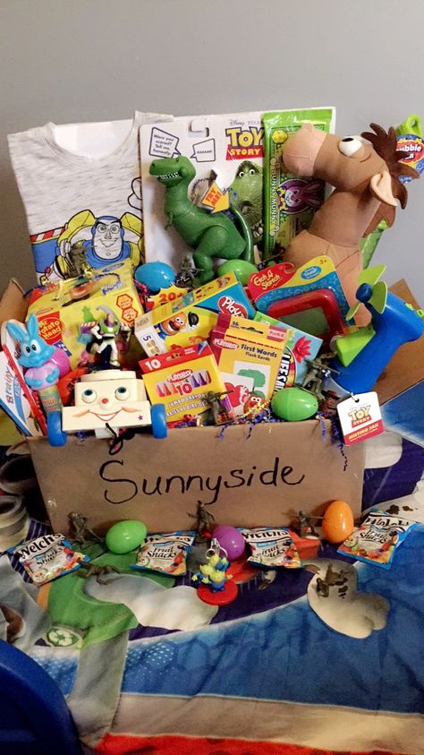 Toy Story Gift Basket, Toy Story Birthday Presents, Toy Story Easter Basket, Disney Raffle Basket Ideas, Bluey Easter Basket Ideas, Toy Story Gift Ideas, Nails Ideas Easter, Brunch Ideas Easter, Themed Easter Baskets