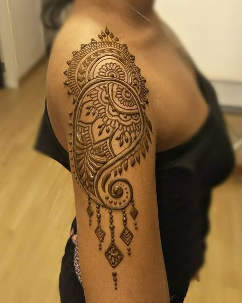 Henna Tattoo Shoulder, Shoulder Henna, Thigh Henna, Henna Design Ideas, Cute Henna Tattoos, Wedding Mehendi, Traditional Henna, Henna Inspired Tattoos, Henna Tattoo Kit