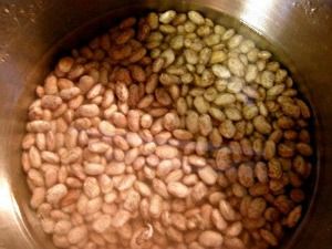 Boiled Beans, How To Cook Barley, Homemade Refried Beans, Bean Recipe, Cooking Dried Beans, Kids Cooking Recipes, Cooking Bread, Cooked Cabbage, How To Cook Beans