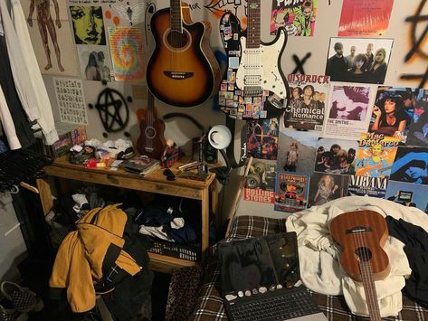 Punk Bedroom Ideas, Room Ideas Aesthetic Grunge Vintage 2000s, Room Inspo Grunge Anime, Emo Room Inspo 2000s, Grunge Room Messy, Messy Punk Room, Sala Grunge, Punk Room, Styl Grunge