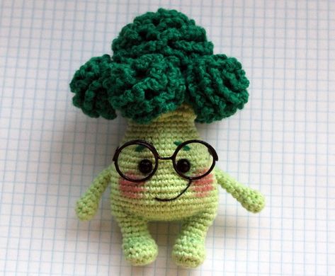 Baby Broccoli Vegetable Amigurumi, Baby Broccoli, Sc Crochet, Crochet Disney, Crochet Baby Toys, Crochet Food, Kawaii Crochet, Fun Crochet Projects, Diy Crochet Projects