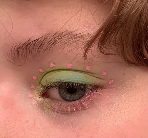 Green Graphic Eyeliner, Pink Mascara, Brown Hairstyles, Hair Color Brown, Graphic Eyeliner, Green Eyeshadow, Chocolates, Pink And Green, Eyelashes