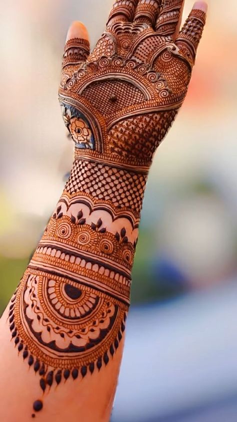 Mehndi Dulhan, Back Hand Arabic Mehndi, Mehndi Stylish, Marwari Mehndi Design, Mehndi Easy, Henna Arabic, Tikki Mehndi, Rajasthani Mehndi Designs, Arabic Mehndi Design