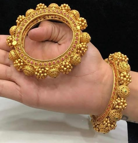 Bangadi Bangles Gold, Gold Bengal, Gold Bangles Indian, Necklaces Luxury, Gold Bangle Set, Gold Necklace Indian Bridal Jewelry, Gold Bridal Jewellery Sets, Antique Bridal Jewelry, Bridal Fashion Jewelry