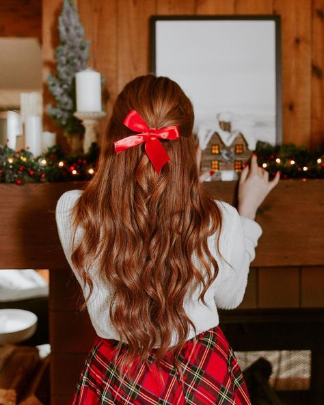 Danielle Victoria on Instagram: “Sad to be taking down all the Christmas decor, and to be putting the house back to normal. Taking down the Xmas decorations always…” Danielle Victoria, Lily Evans Potter, Lily Evans, Redhead Girl, Half Up Half Down Hair, Winter Aesthetic, Christmas Books, Christmas Aesthetic, Bow Clips