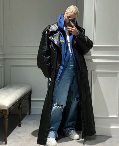 Leather Raincoat Outfit, Overcoat Street Style, Leather Raincoat, Leather Overcoat, Street Style 2022, Punk Chic, Masc Women, Raincoat Outfit, Long Leather Coat