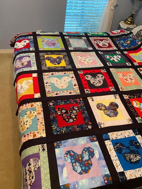 Disney Quilt Patterns, Disney Quilts Ideas, Minnie Mouse Quilt, Disney Quilts, Disney Sewing, Bed Coverings, Simple Quilting, Mickey Mouse Quilt, Disney Autograph