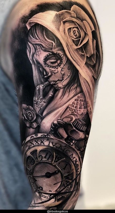 tatuagem masculina braço fechado caveira mexicana:#tattoo man masculina ideias perna peitoral costela desenhos costas sombreada leao pequena coxa ombro braco fechado panturrilha simples tatu #tatuajes antebraço Skull Candy Tattoo, Day Of Dead Tattoo, Candy Skull Tattoo, Catrina Tattoo, Skull Girl Tattoo, Skull Sleeve Tattoos, Skull Sleeve, Clock Ideas, Clock Tattoo Design