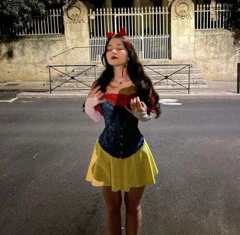 Snow White Costume Women, Halloween Snow White, Scary Fairy, Snow White Halloween, Disney Princess Halloween Costumes, Snow White Halloween Costume, Halloween Costumes Pictures, Snow White Outfits, Blonde Halloween Costume