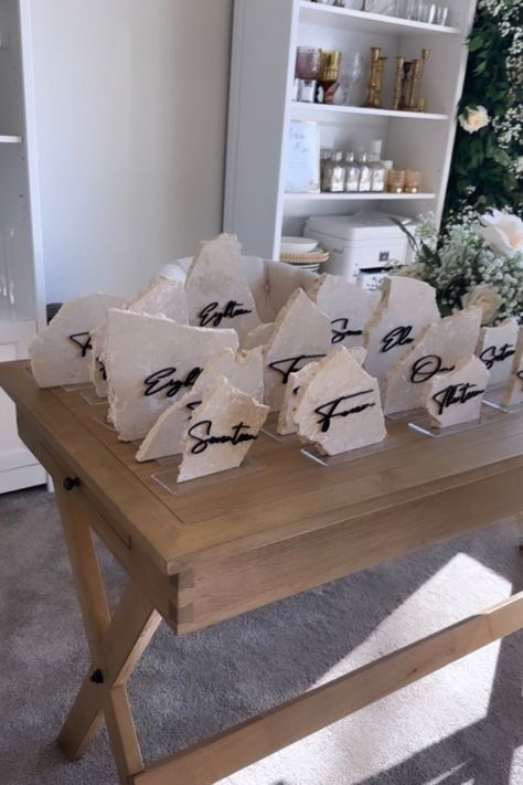 Acrylic clear bases, travertine stone, and black acrylic lettering. Diy Wedding Table Settings, Rock Table Numbers, Stone Table Numbers Wedding, Diy Table Number Holders, Stone Table Numbers, Diy Table Numbers, Diy Wedding Table, Trending Wedding, Table Number Holders