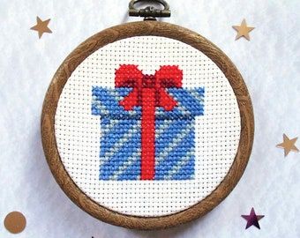 Christmas Tree Decoration Craft, Christmas Present Decoration, Cross Stitch For Beginners, Snowflake Cross Stitch, Hoop Frame, Cross Christmas Tree, Thread Needle, Aida Fabric, Xmas Cross Stitch