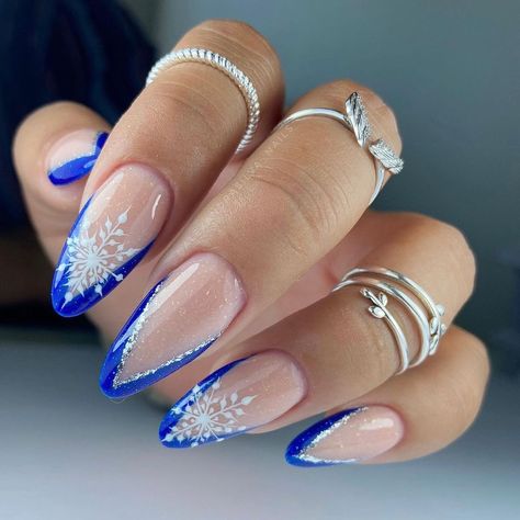 Snowflake Nail Ideas, Blue Winter Nails, Winter Nails 2023, Blue Christmas Nails, Nail Art Noel, Snowflake Nail, Nail Art Trends, Christmas Gel Nails, Vibrant Nails