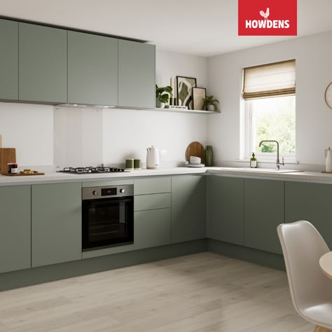 [Promotion] Transform Your Kitchen With Howdens Greenwich Reed Green Handleless Kitchen. These Handleless Cabinets Are Perfect For A Modern Kitchen Design And Will Add A Touch Of Elegance To Your Home. The Cabinets Are Paired With A Stunning Marble Effect Worktop To Create A Luxurious And Stylish Space. The Green Kitchen Cabinets Create A Warm And Inviting Atmosphere, Perfect For Entertaining Family And Friends. The Oak Laminate Flooring Provides A Durable #modernkitchencabinetdesignlightcolor Kitchen Design Ideas 2023, Open Kitchen Cabinet, Light Green Kitchen, Handleless Cabinets, Green Kitchens, Howdens Kitchens, Sage Kitchen, Green Kitchen Designs, Modern Home Interior