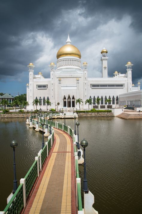 Royal Brunei Airlines, Islamic Quotes About Life, Brunei Travel, Bandar Seri Begawan, Islamic Things, Medina Mosque, Historia Universal, Mosque Architecture, Airlie Beach