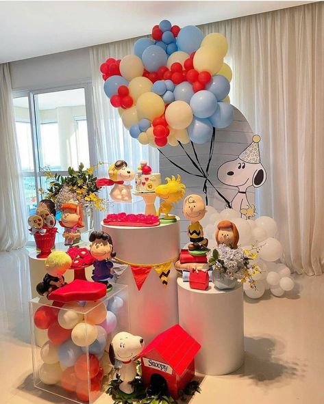 Snoopy Baby Shower Theme, Snoopy Birthday Decorations, Peanuts Gang Birthday Party, Snoopy Decorations, Charlie Brown Birthday Party, Bolo Snoopy, Peanuts Birthday Party, Snoopy Birthday Party, Snoopy Baby Shower