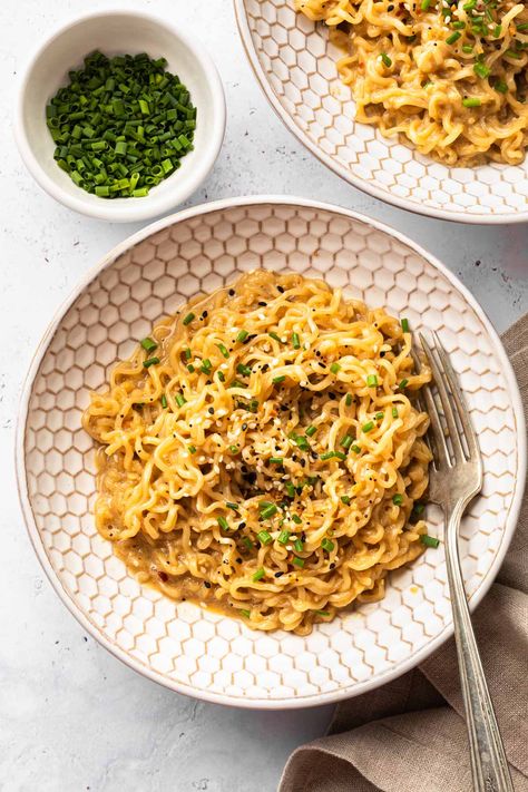 Skip the flavor packets (they have milk in them anyway) and make this infamous TikTok ramen recipe. This homemade ramen seasoning method makes a creamy ramen that's super flavorful and easy to make. Don't forget to sprinkle with everything bagel seasoning or top with some chives for extra flavor. Tim Tok Ramen, Dairy Free Ramen Recipe, Creamy Top Ramen, Carbonara Ramen Recipe, Tik Tok Ramen Noodle Recipes, Tik Tok Noodles, Tik Tok Ramen Noodles, Homemade Ramen Seasoning, Tik Tok Ramen