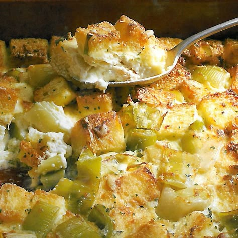 Thomas Keller's leek bread pudding recipe. #vegetarian Leek Bread Pudding, Leek Bread, Savory Bread Pudding Recipe, Vegetarian Casserole Recipes, Savory Bread Pudding, Savory Bread Puddings, Roasted Duck, Vegetarian Casserole, Creamed Leeks