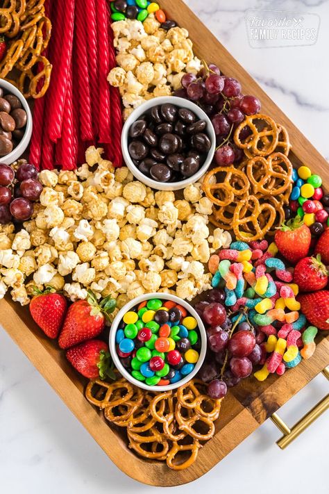 Dessert Charcuterie Board, Charcuterie Party, Dessert Charcuterie, Dessert Platter, Charcuterie Inspiration, Sleepover Food, Snack Board, Party Food Platters, Charcuterie Recipes