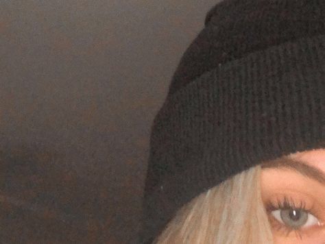 #eyes #greeneyes #blueeyes #aesthetic #beanie #vsco #instagram #baddie #tumblr Beanies Aesthetic Girl, Beanie Pics, Beanie Photoshoot, Beanies Aesthetic, Beanie Aesthetic, Instagram Baddie, Skater Girl Outfits, Rosé Aesthetic, Girl Beanie