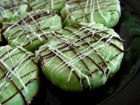 Mint Shortbread Cookies Chocolate Chip Shortbread, Shortbread Cookies Recipe, Green Desserts, Shortbread Cookie Recipe, Mint Chocolate Chip, Green Food, Greens Recipe, Shortbread Cookies, Cookie Desserts