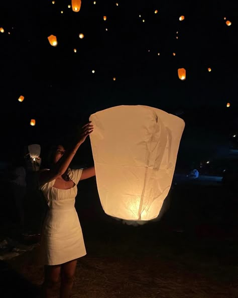 Lantern Festival Outfit Ideas, Floating Lanterns Aesthetic, Lantern Festival Outfit, Releasing Lanterns, Lantern Photoshoot, Lantern Festival Aesthetic, Lantern Outfit, Lanterns Aesthetic, Lantern Floating