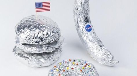 #Space #Food : Check out this cool interpretation by Italian designer Giorgia #Zanellato | http://www.finedininglovers.com/blog/out-of-the-blue/space-food-art/ Nasa Party, Alien Party, Space Food, Space Theme Party, Outer Space Party, Outer Space Birthday, Space Birthday Party, Tin Foil, Space Birthday