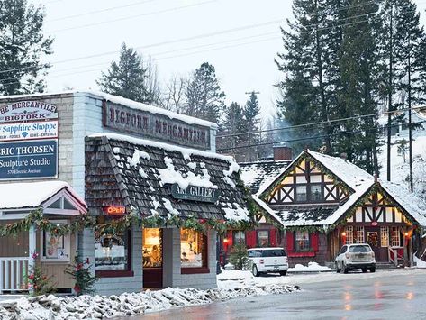 A winter trip to Bigfork, Montana, provides an itinerary packed with snow-filled activities. Follow the link to start planning your trip! (📷: Courtesy of VISIT MT) https://bit.ly/3j74VkX Bigfork Montana, Visit Montana, Cottage Journal, Echo Lake, Flathead Lake, Winter Trip, Lake Lodge, Family Vacation Ideas, Base Camp