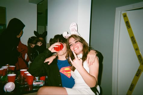 #halloween #party #teenagedream #filmphotography #aesthetic Halloween Rager Party, People Partying Aesthetic, Halloween Party With Friends Aesthetic, Frat Halloween Party, Halloween Party Pictures Friends, Halloween Inspo Pics, College Halloween Aesthetic, Party Photography Aesthetic, Halloween Ig Pics