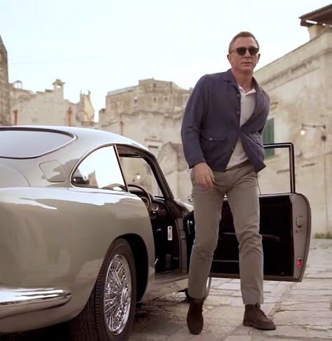 James Bond Blue Matera Jacket - Iconic Alternatives 007 Aesthetic, Gentleman Style Outfits, James Bond Outfits, Daniel Craig Style, Bond Outfits, Men Wardrobe, James Bond Cars, Man Of Culture, Bond Style