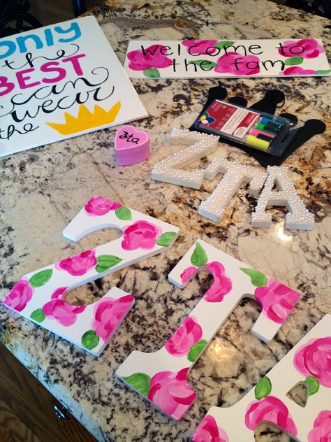 Sorority crafting! I love this idea!!! or you could spell out your name for your dorm room wall!!! Zta Letters, Greek Crafts, Sigma Alpha Iota, Big Little Basket, Tri Sigma, Phi Sigma Sigma, Sorority Letters, Sorority Canvas, Sorority Big Little