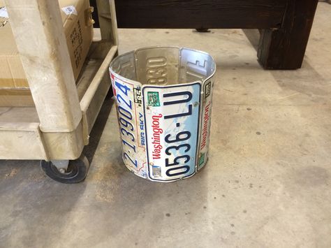 License plate trash can License Plate Tray, License Plate Repurposed, License Plates Diy, License Plate Ideas, License Plate Decor, License Plate Crafts, Cool License Plates, Repurposed Junk, Old License Plates