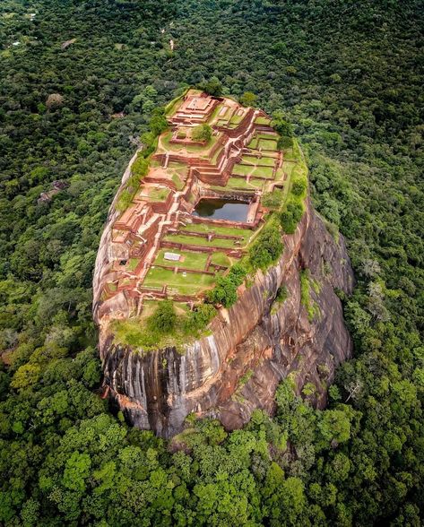 ©️ lillagreen Sigiriya Sri Lanka, Sigiriya Rock, Water Feature, World Heritage Sites, Water Features, Beautiful World, Wonders Of The World, Sri Lanka, The Rock