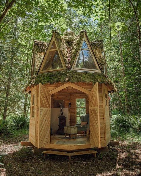 Gallery of This Moss-Covered, Octagonal Micro-Cabin Combines Luxury and Rustic Aesthetic - 2 Aesthetic Cabin, Micro Cabin, Rustic Laundry Rooms, Garden Cabins, Cabin Aesthetic, Rustic Aesthetic, Tiny Cabins, Tiny Cabin, Tiny House Cabin