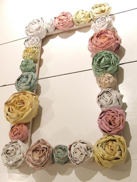 DIY:  How to Make a Newspaper Rose Wreath - she shows, in detail, how she makes the roses out of newspaper strips, then paints and glues them to an old frame. Newspaper Flowers, Deco Pastel, Fleurs Diy, Newspaper Crafts, Rose Frame, Rose Wreath, Crafty Craft, Craft Time, Paper Roses