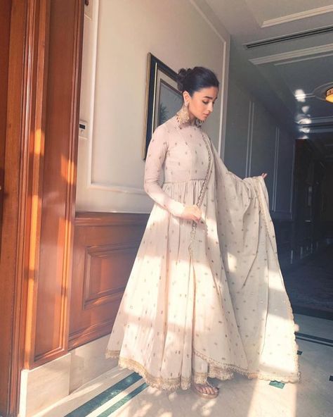 15 Most Gorgeous Ethnic Outfits Alia Bhatt Wore for 'Kalank' Promotions! | ShaadiSaga Cream Traditional Dress, Golden Anarkali, भारतीय दुल्हन संबंधी, Simple Bun, Orang India, डिजाइनर कपड़े, Indian Designer Suits, Gold Wedges, Gaun Fashion