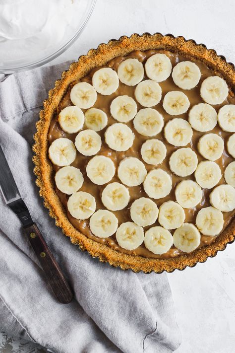 Simple Banoffee Pie is layered with a graham cracker crust, homemade dulce de leche, sliced bananas, and fluffy homemade whipped cream.  It's a delicious combination that is sure to be a family favorite! #banoffeepie #dulcedeleche Biscoff Pie, Homemade Graham Cracker Crust, Dessert From Scratch, Fried Breakfast, British Desserts, Homemade Graham Crackers, Caramel Apple Pie, Banoffee Pie, Caramel Cheesecake