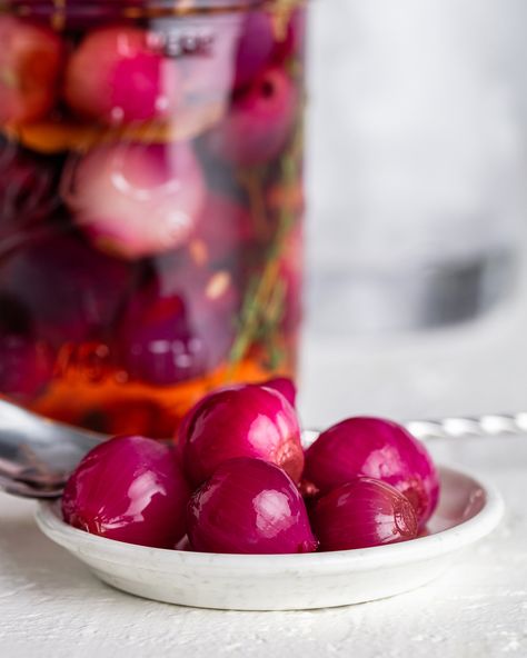 Pickled Pink Pearl Onions Pickled Pearl Onions Recipe, Pickled Pearl Onions, Pearl Onion Recipe, Pearl Onions, White Balsamic Vinegar, Delicious Donuts, White Wine Vinegar, Coriander Seeds, Fennel Seeds