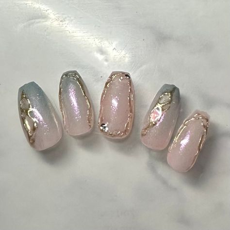 Blue Colour Nails, Shell Chrome Nails, Oil Chrome Nails, Gel Nail Blue, Blue Chrome Nails With Pearls, Chrome Blooming Gel Nails, Japanese Chrome Nails, Mylar Nails, Nail Art Chrome