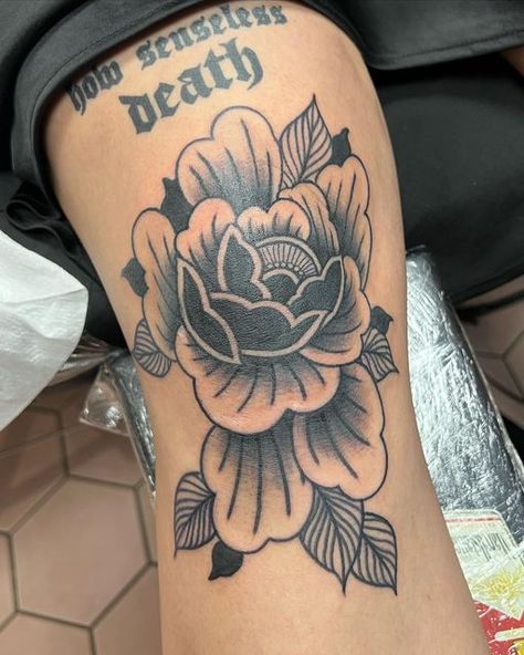 Peony Kneecap Tattoo, Thigh Peony Tattoo, Peony Knee Tattoo Traditional, Knee Tattoo Peony, Knee Tattoo Script, Botanical Tattoo Traditional, Knee Peony Tattoo, Trad Peony Tattoo, Traditional Flower Knee Tattoo