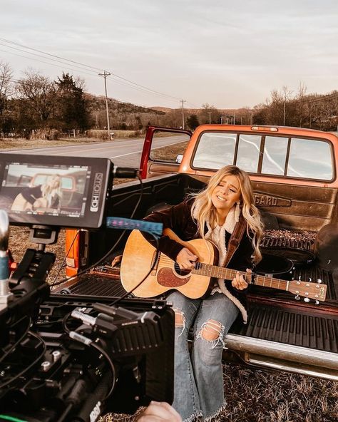 Anne Wilson Outfits, Sidewalk Rule, Vibey Aesthetics, Girl Country Singers, Sophia Lauren, Annie Wilson, Anna Wilson, Aesthetic Scenes, Famous Country Singers