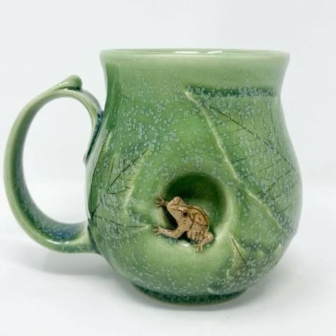 Love idea.Could be bowl or anything Frog inside. Handmade Pottery Mugs, Green Mug, Ceramic Frogs, Traditional Pottery, Pottery Handbuilding, Pottery Gifts, Mug Handmade, Clay Mugs, Pottery Techniques