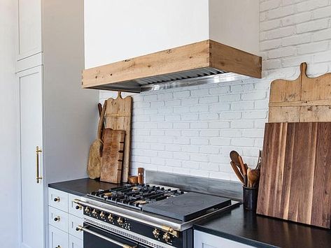 Brick Wall Kitchen Ideas, White Brick Wall Kitchen, Brick Wall Kitchen, Corner Stove, Stove Design, White Bathrooms, Home Cinema Room, Wood And Black, Inspiration Photos