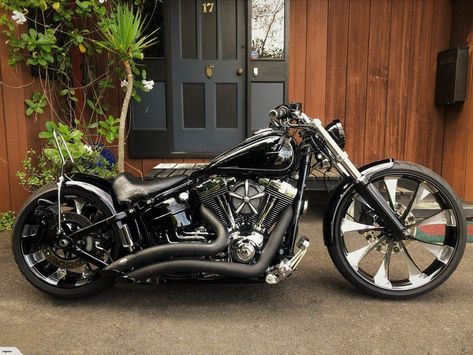 Harley Davidson Breakout, Suzuki Bikes, Harley Davidson Trike, Custom Motorcycles Harley, Custom Paint Motorcycle, Bagger Motorcycle, Custom Street Bikes, Motorcycle Decor, Bobber Bikes