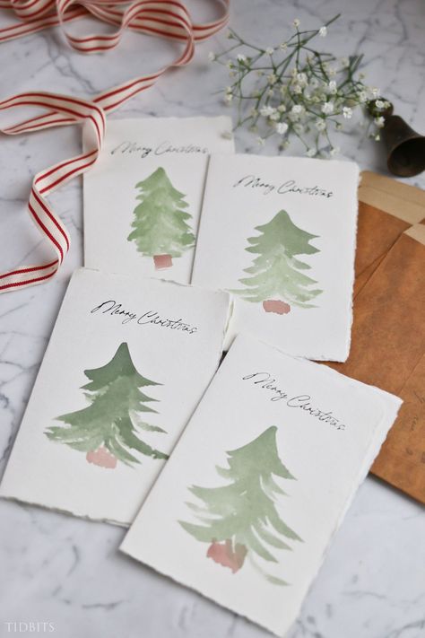 If you want to make holiday cards this year, try watercolor! A step by step guide to making DIY watercolor Christmas cards that are so easy! Easy Watercolor Christmas Cards, Christmas Card Layouts, Hand Painted Christmas Cards, Watercolor Christmas Cards Diy, Christmas Card Ideas, Frugal Christmas, Christmas Background Images, Christmas Apps, Watercolor Christmas Tree