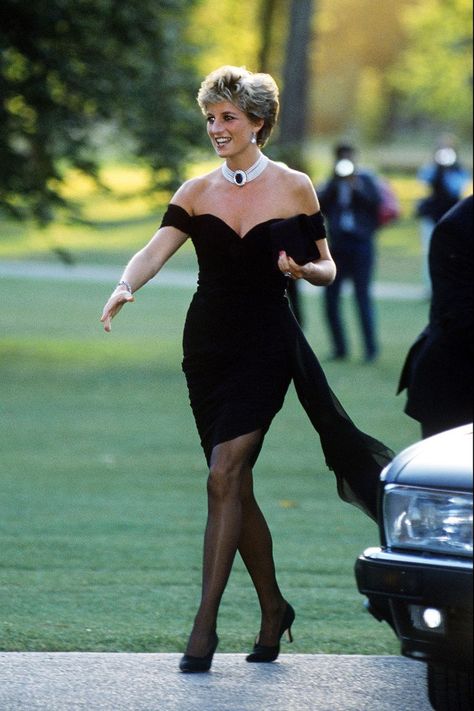 1994 - The infamous "revenge dress" almost never happened, according to its designer. Christina Stambolian created the figure-hugging gown three years before, but the Princess felt too nervous to wear it. She changed her mind the day Prince Charles admitted to his affair with Camilla Parker Bowles. "She wanted to look a million dollars," said her former stylist Anna Harvey. "And she did." Princess Diana Revenge Dress, Revenge Dress, Princess Diana Dresses, Prinz Charles, Princess Diana Fashion, Elizabeth Debicki, Princess Diana Photos, Famous Dress, Camilla Parker Bowles